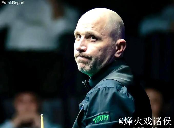 “再打两杆！”袁思俊示意全场观众为巩晨智助威，一片欢声笑语！